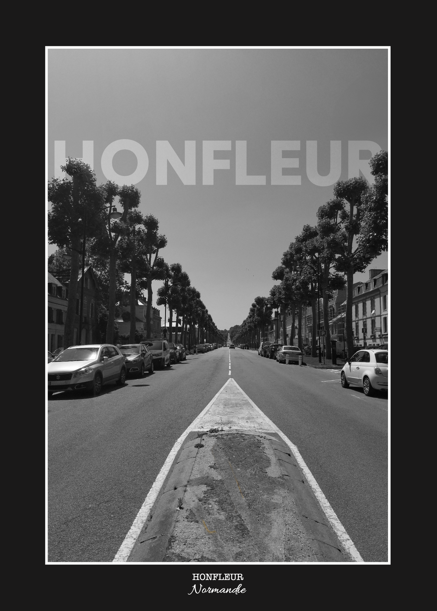 photo en noir et blanc de la rue principale de la ville de Honfleur avec le nom de la ville écrit en gros
