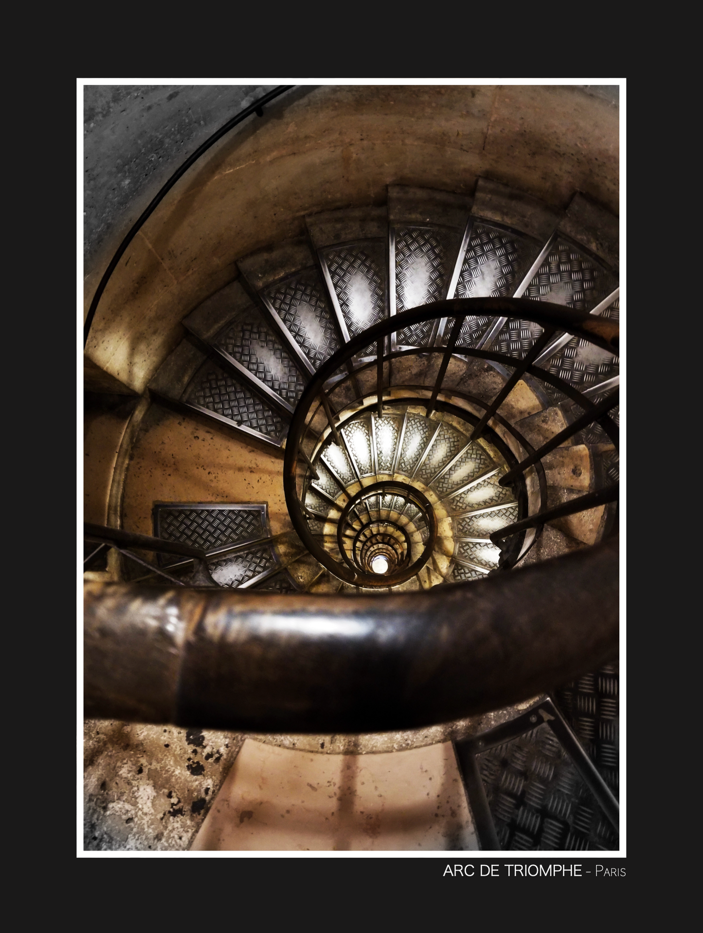 photo de l'escalier à l'intérieur de l'Arc de triomphe de la ville de Paris