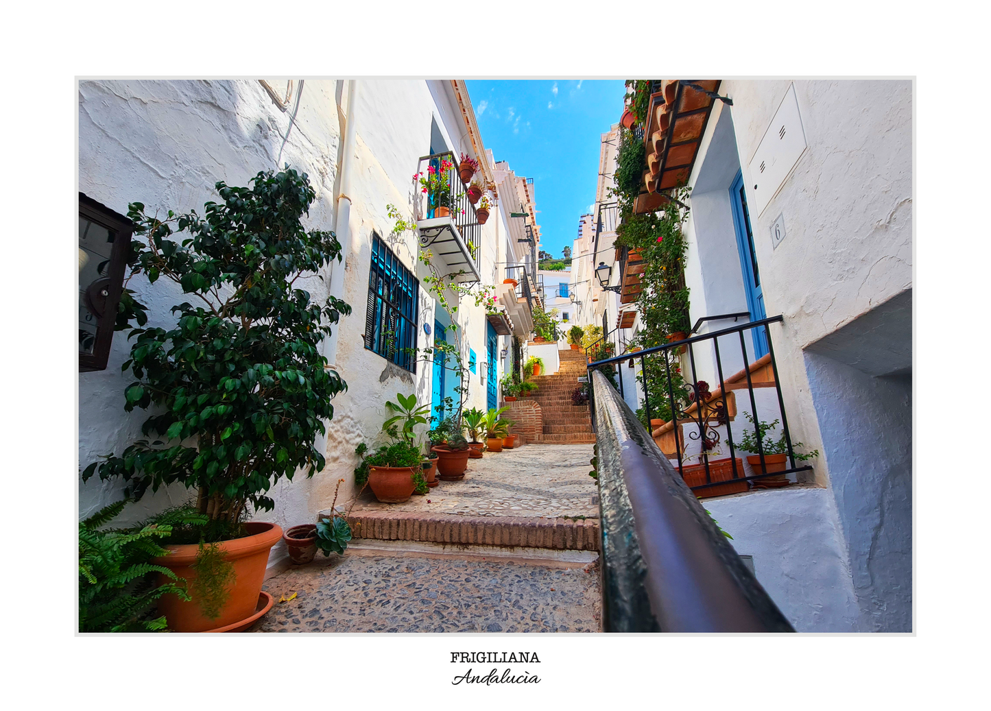 photo des rues blanches et fleuries de la ville de frigiliana en Espagne