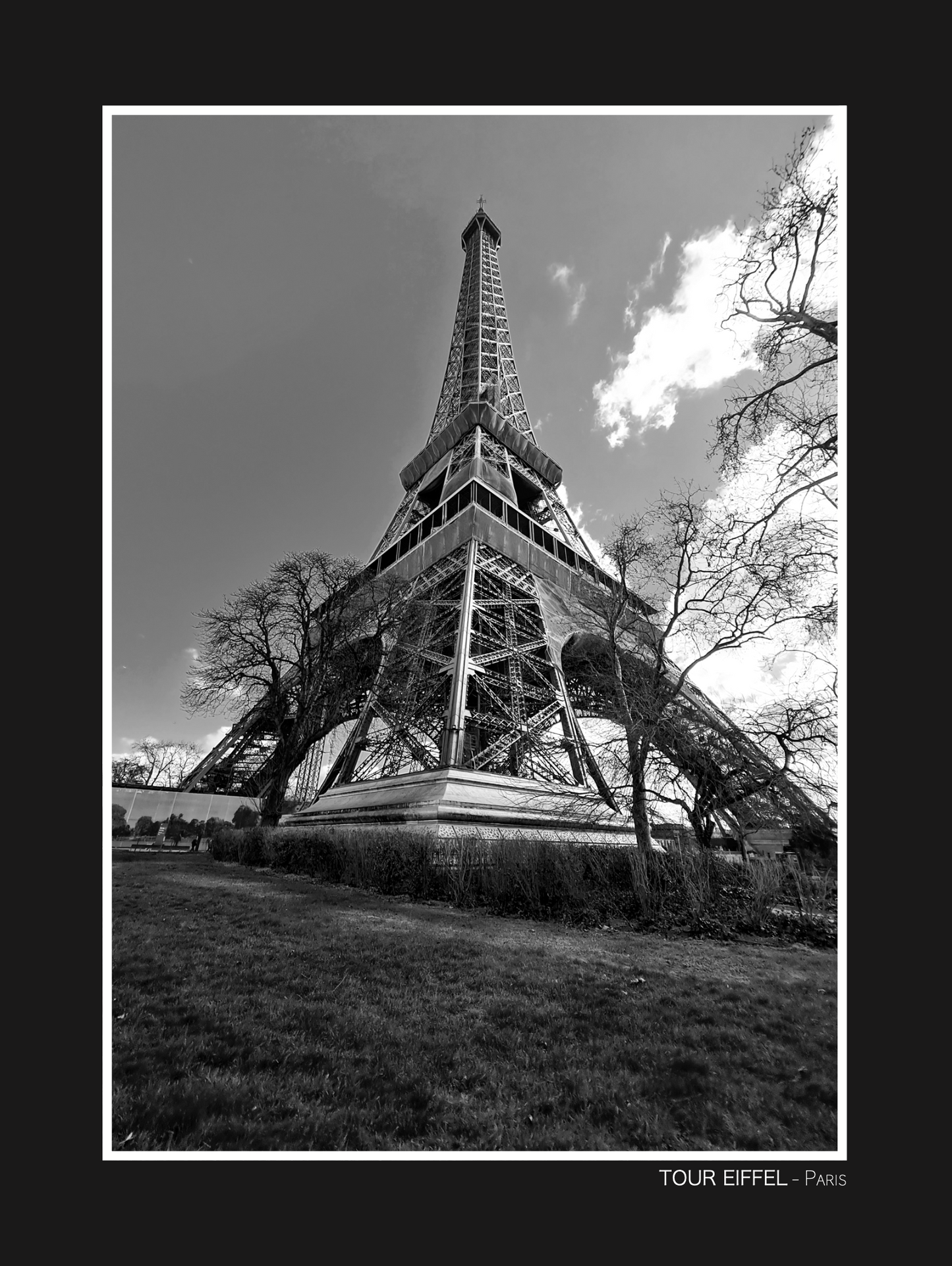 Photo noir et blanc de la Tour Eiffel prise en contre plongée