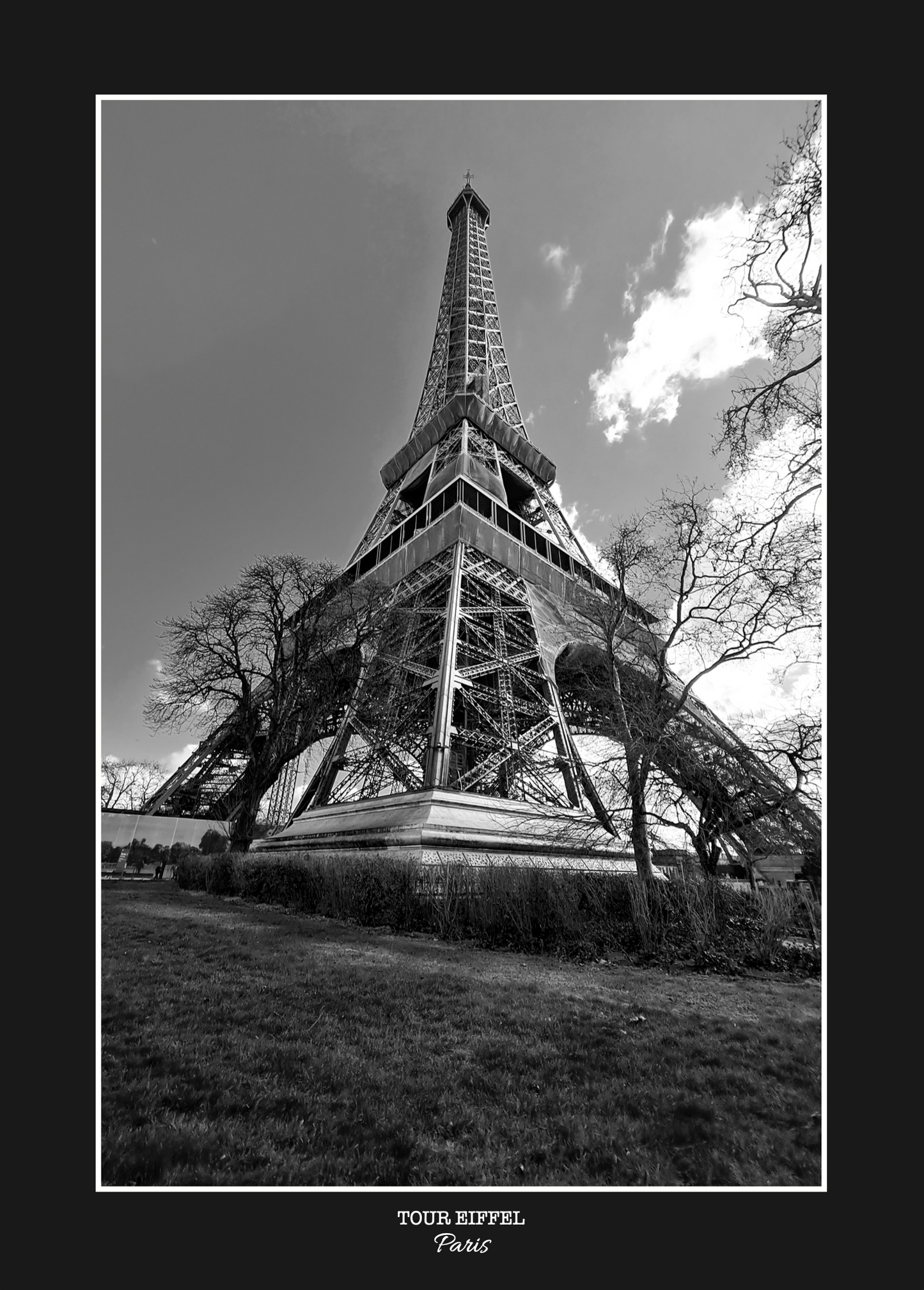Photo noir et blanc de la Tour Eiffel prise en contre plongée