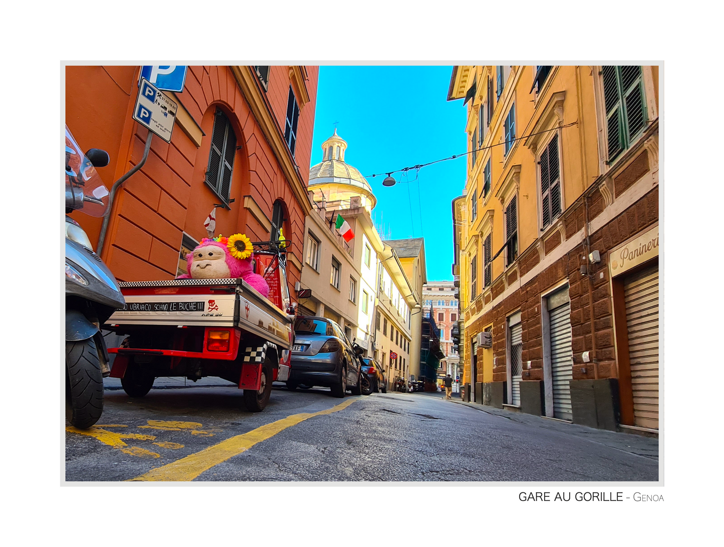 photo d'une rue de le ville de Gênes avec un gorille rose en premier plan