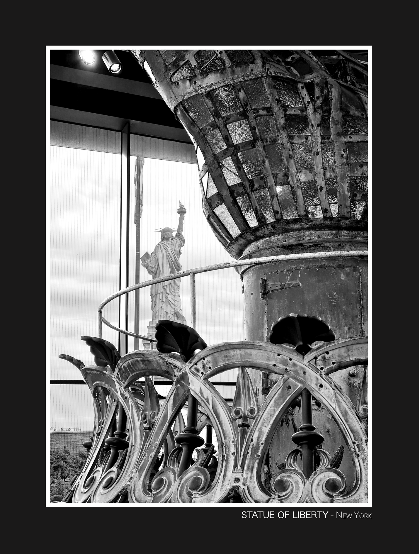 photo noir et blanc de la flamme originelle de la statue de la liberté avec la statue en arrière plan