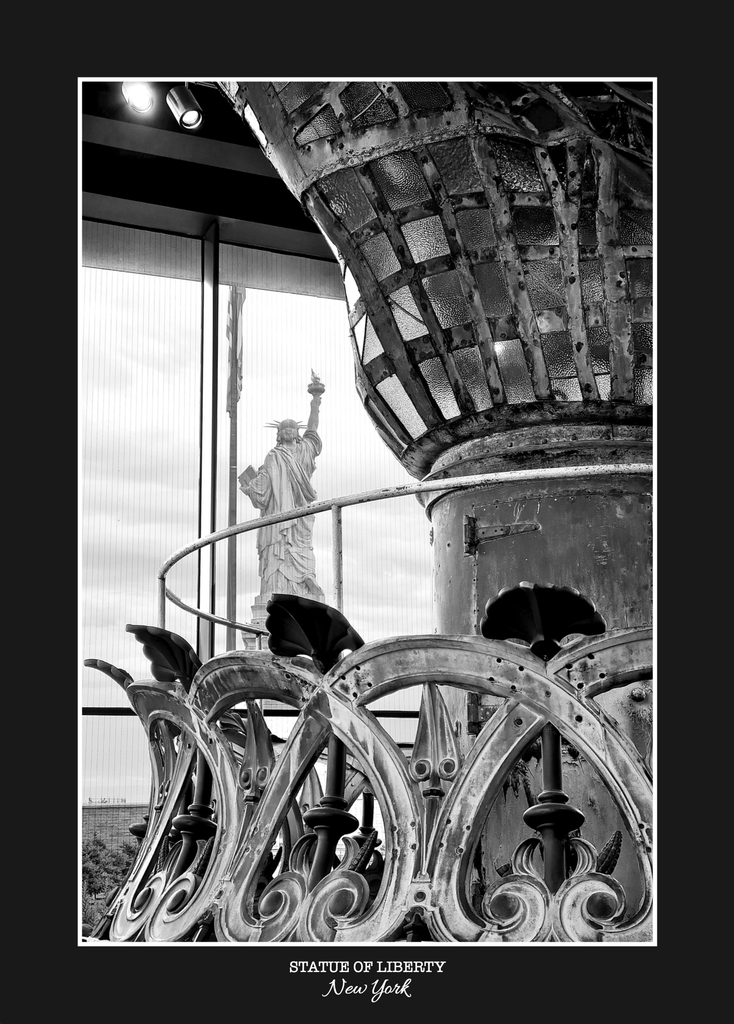 photo noir et blanc de la flamme originelle de la statue de la liberté avec la statue en arrière plan