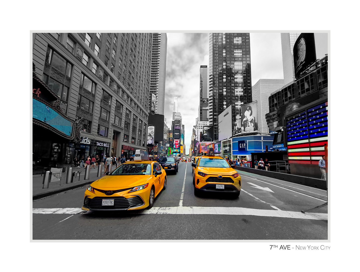 photo sur time's square avec des taxis jaunes prise à new york city