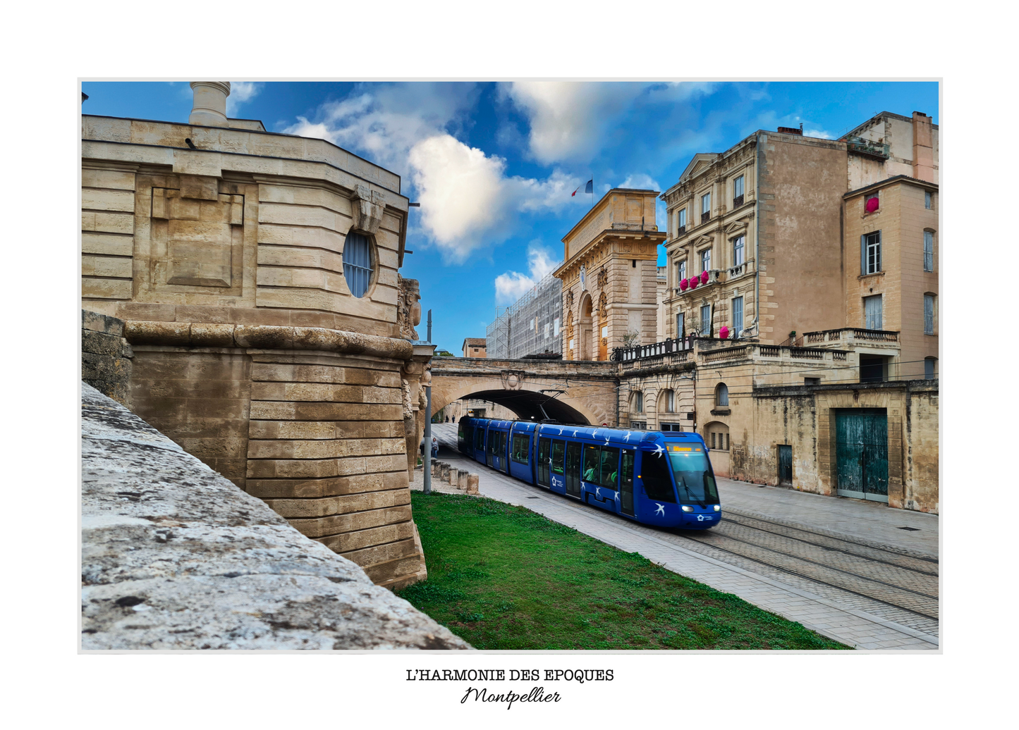 photo de l'ancienne ville de Montpellier avec le tramway bleu qui circule au premier plan