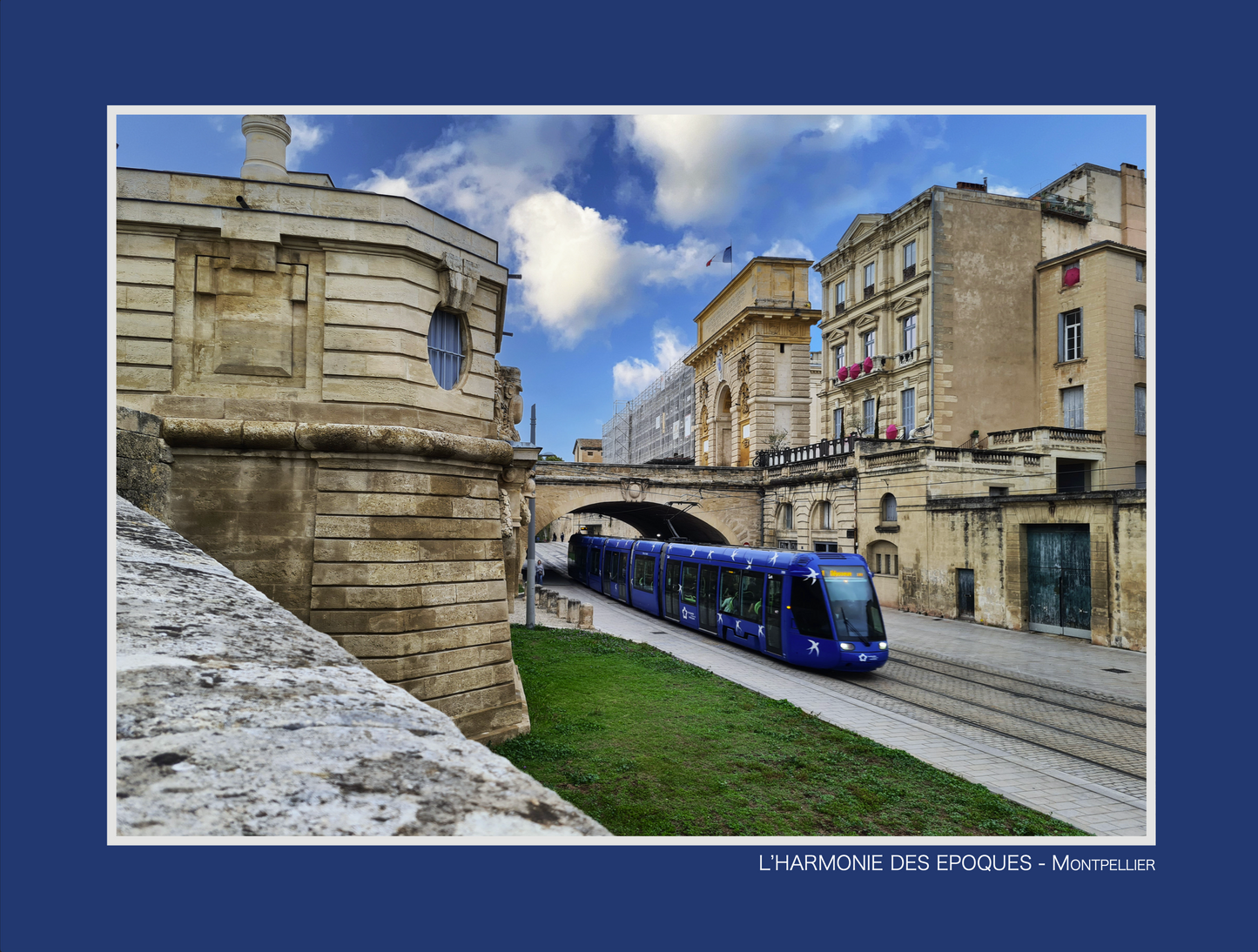 photo de l'ancienne ville de Montpellier avec le tramway bleu qui circule au premier plan