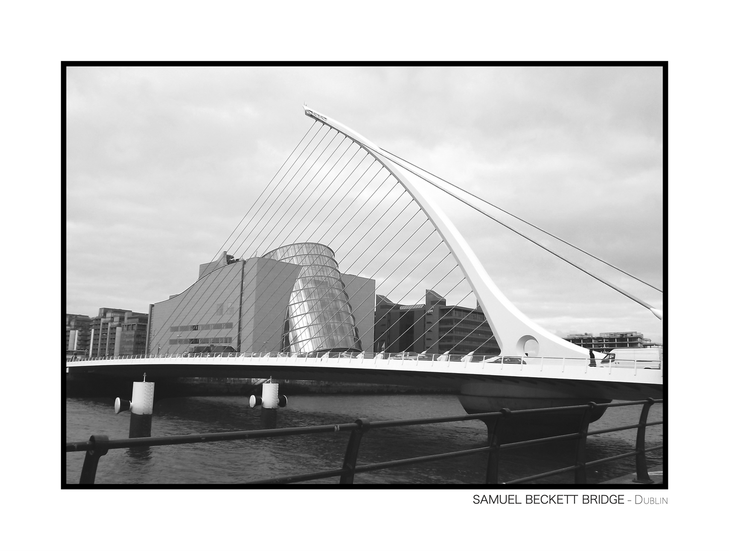 photo en noir et blanc du harp bridge de Dublin