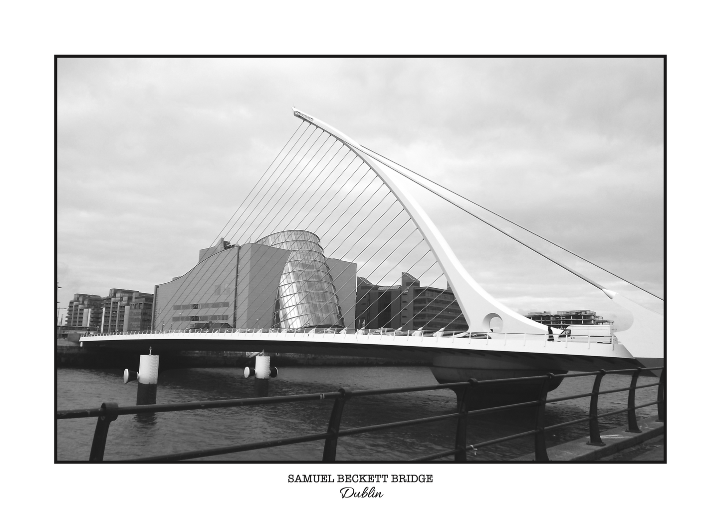 photo en noir et blanc du harp bridge de Dublin