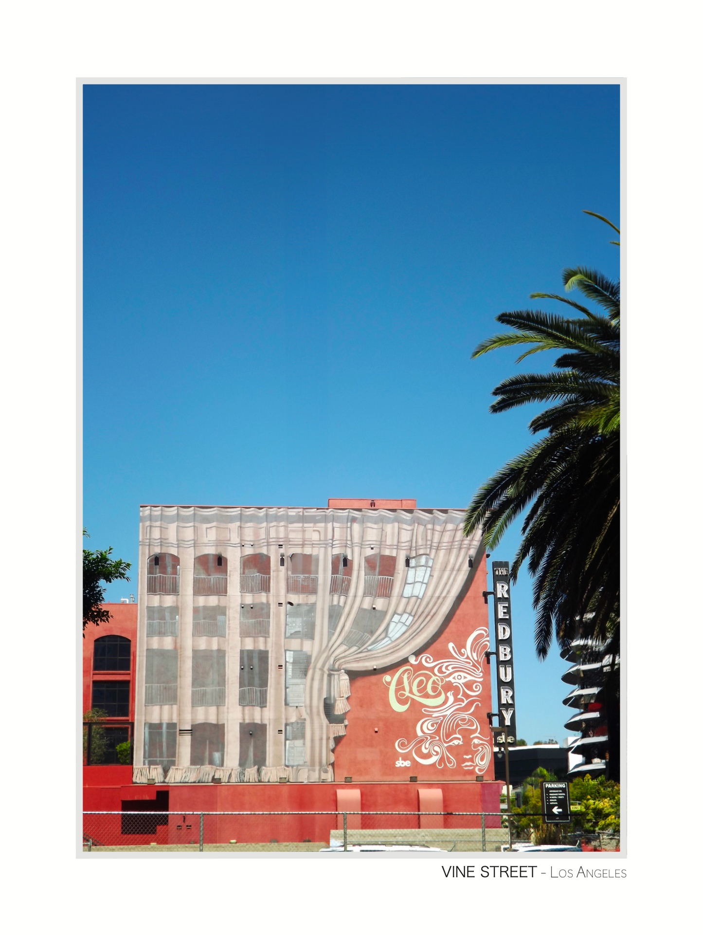 photo d'un immeuble avec un grand ciel bleu sur vine street à Los Angeles