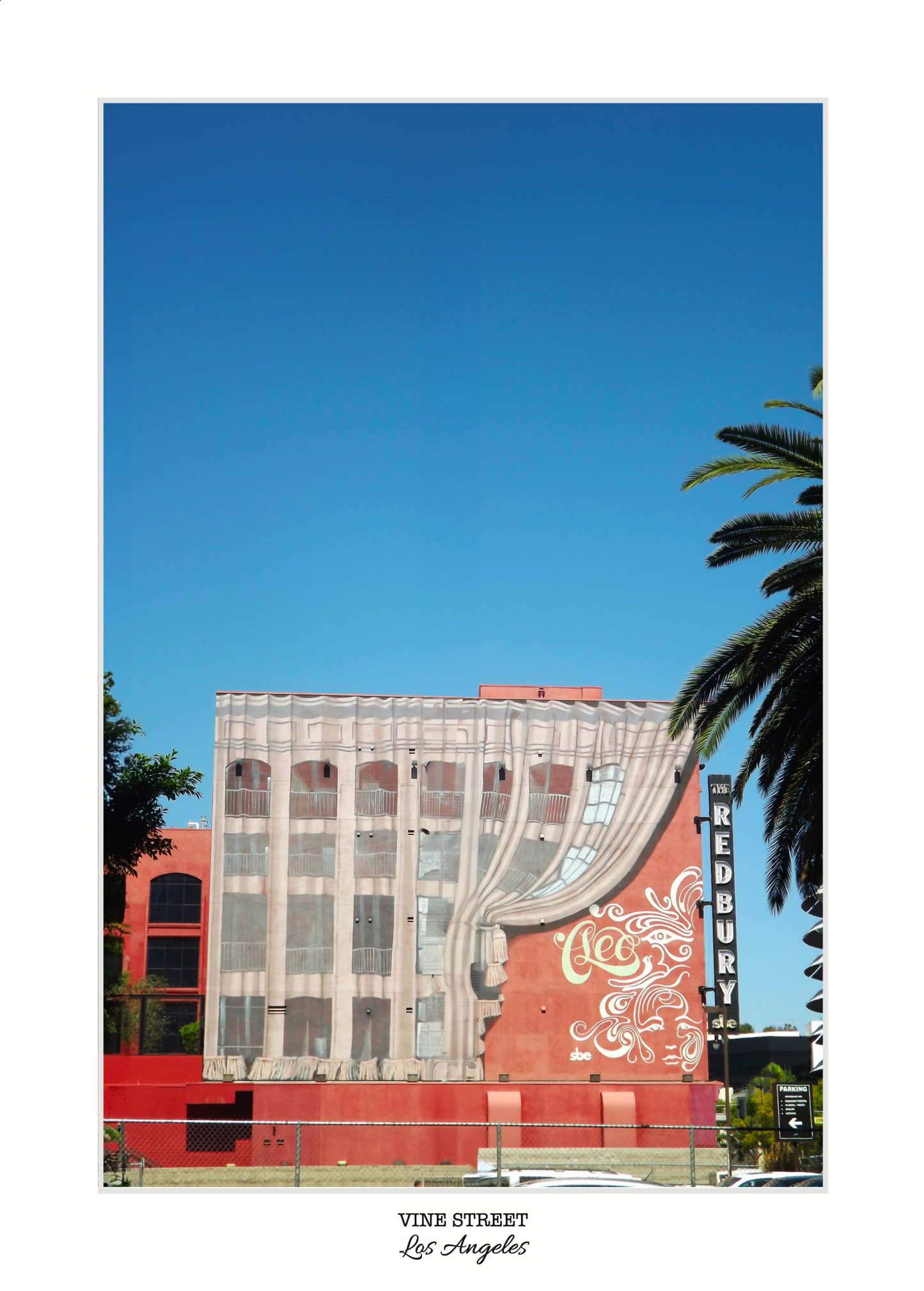photo d'un immeuble avec un grand ciel bleu sur vine street à Los Angeles