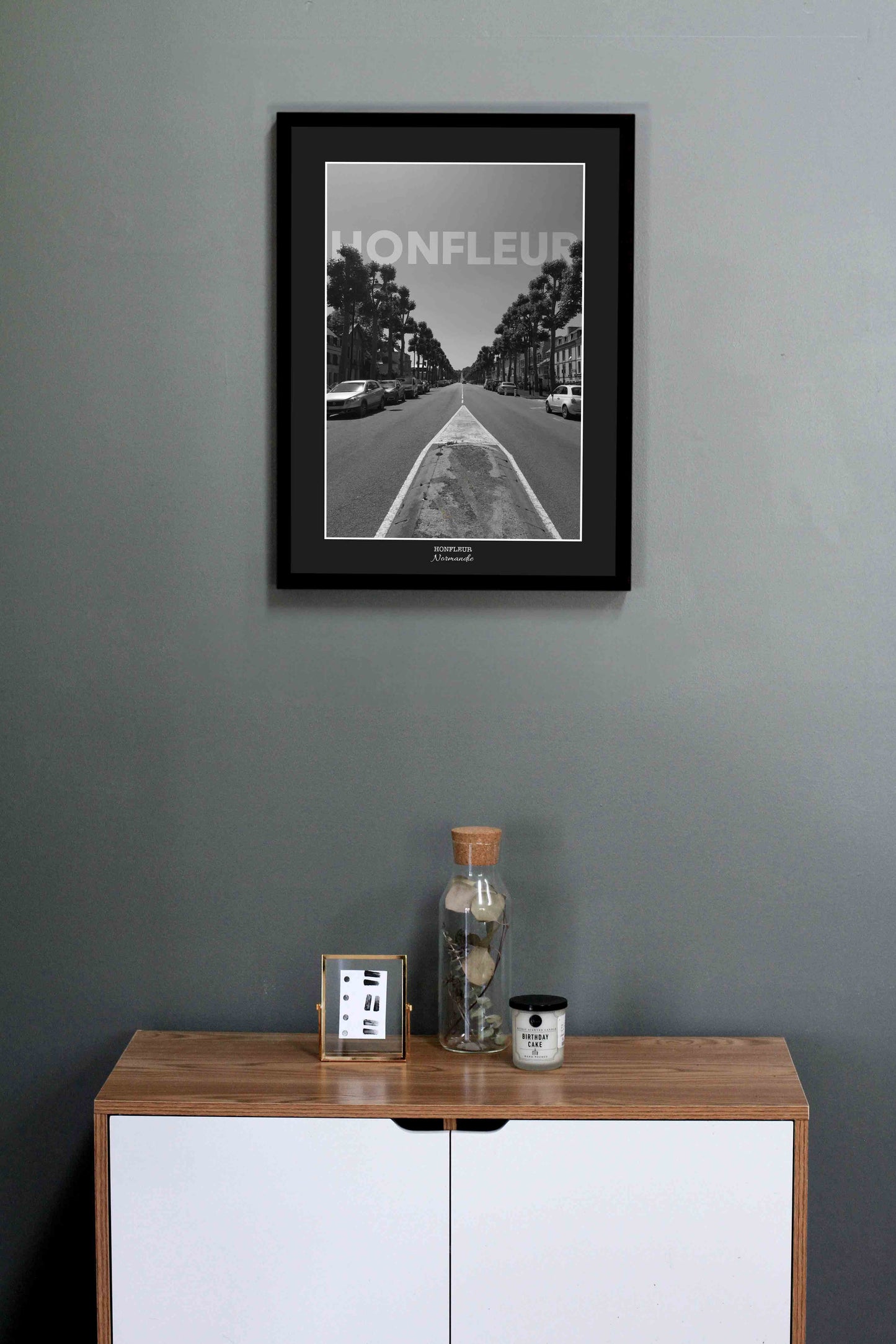 photo de la rue principale de la ville de Honfleur avec le nom de la ville écrit en gros en haut