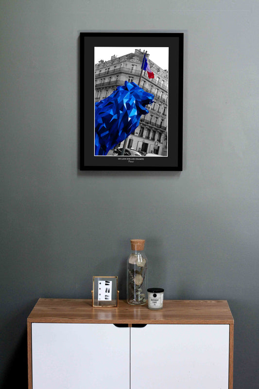 mise en situation d'une affiche d'un visuel de la ville de Paris avec un lion bleu en premier blanc et un drapeau français en fond