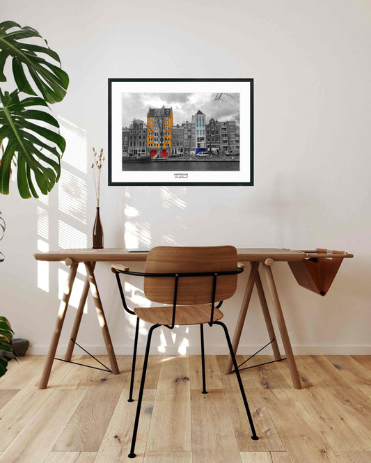 cadre mural d'une photo représentant les quais de le ville d'Amsterdam en noir et blanc avec quelques couleurs présentent