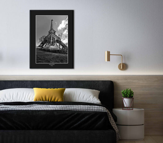 cadre mural d'une photo noir et blanc de la tour eiffel prise en contre plongée