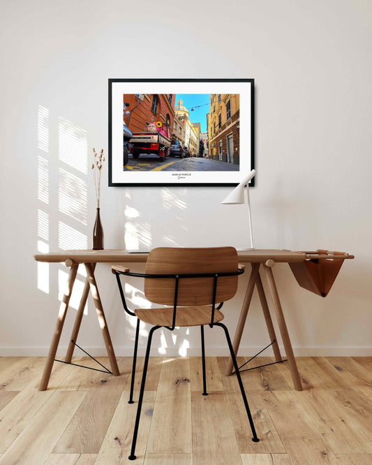 photo d'une rue de le ville de Gênes avec un gorille rose en premier plan