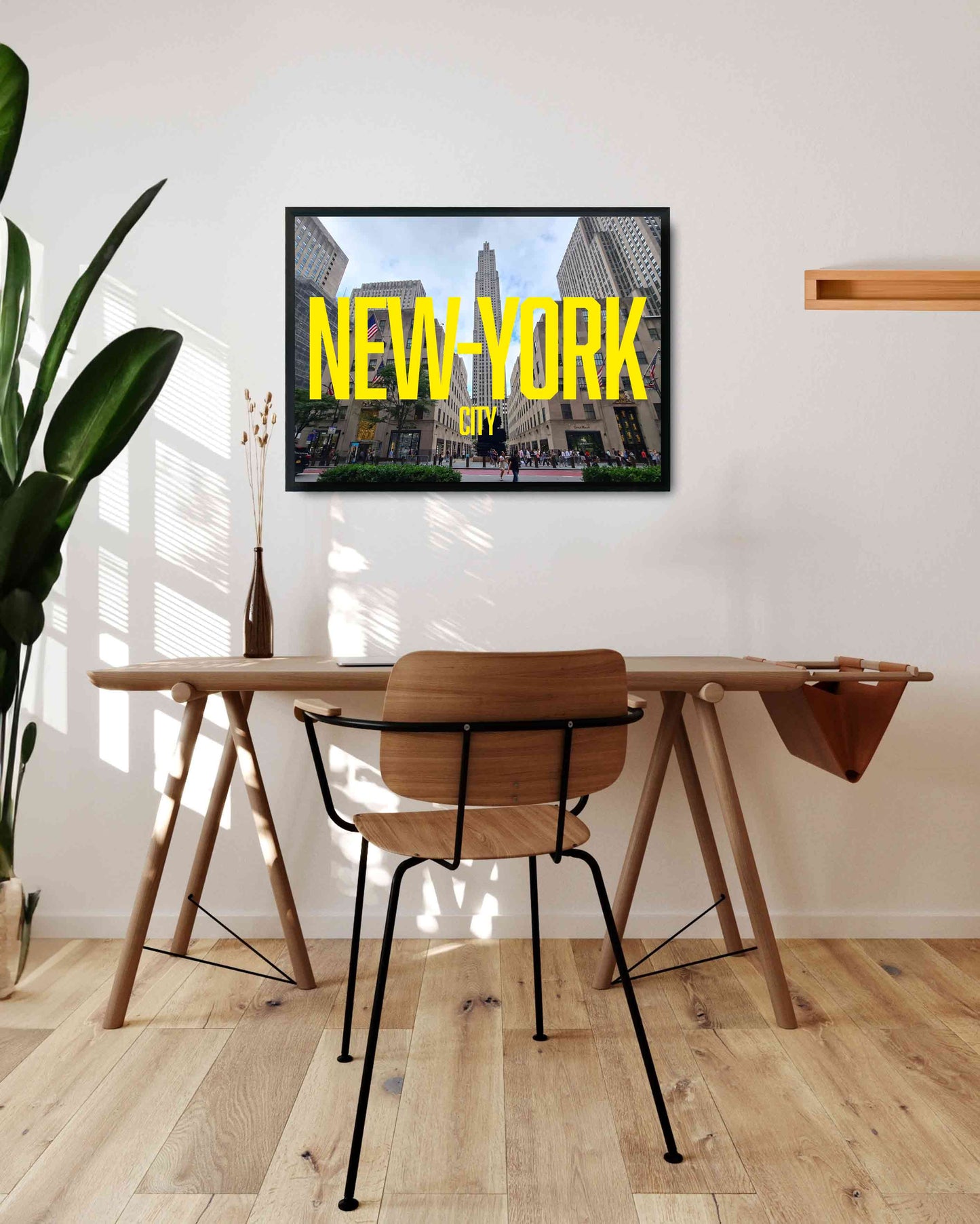 photo du rockfeller center de new york avec le nom de la ville écrit en gros et en jaune