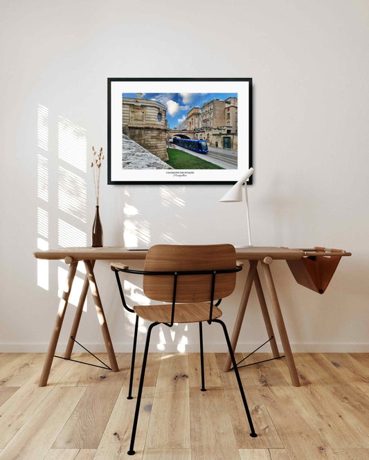 photo de l'ancienne ville de Montpellier avec le tramway bleu qui circule au premier plan