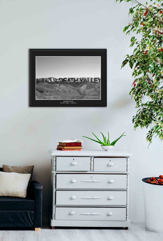 mise en situation d'une photo en noir et blanc du désert de la vallée de la mort aux USA