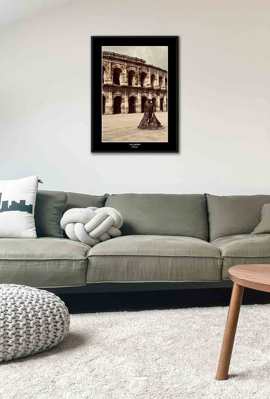 photo des arènes de Nîmes en sépia avec la statue d'un terrerro en premier plan