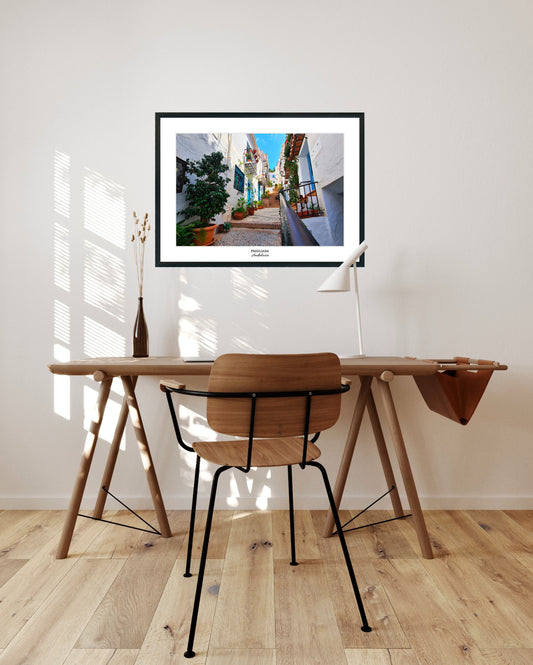 photo des rues blanches et fleuries de la ville de frigiliana en Espagne