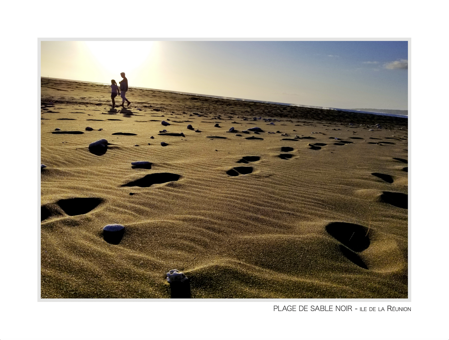 photo prise sur la plage de sable noir sur l'île de la Réunion
