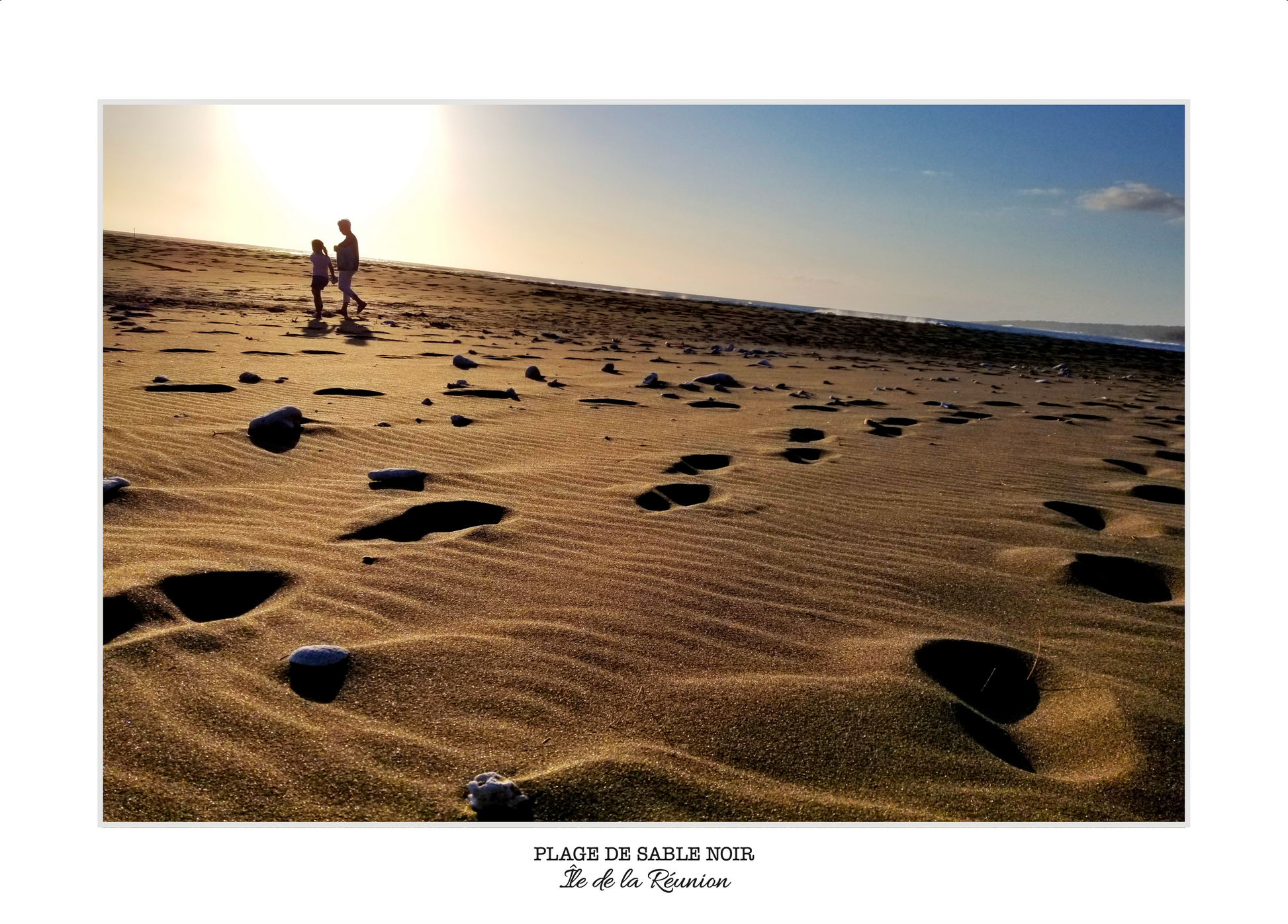 photo prise sur la plage de sable noir sur l'île de la Réunion