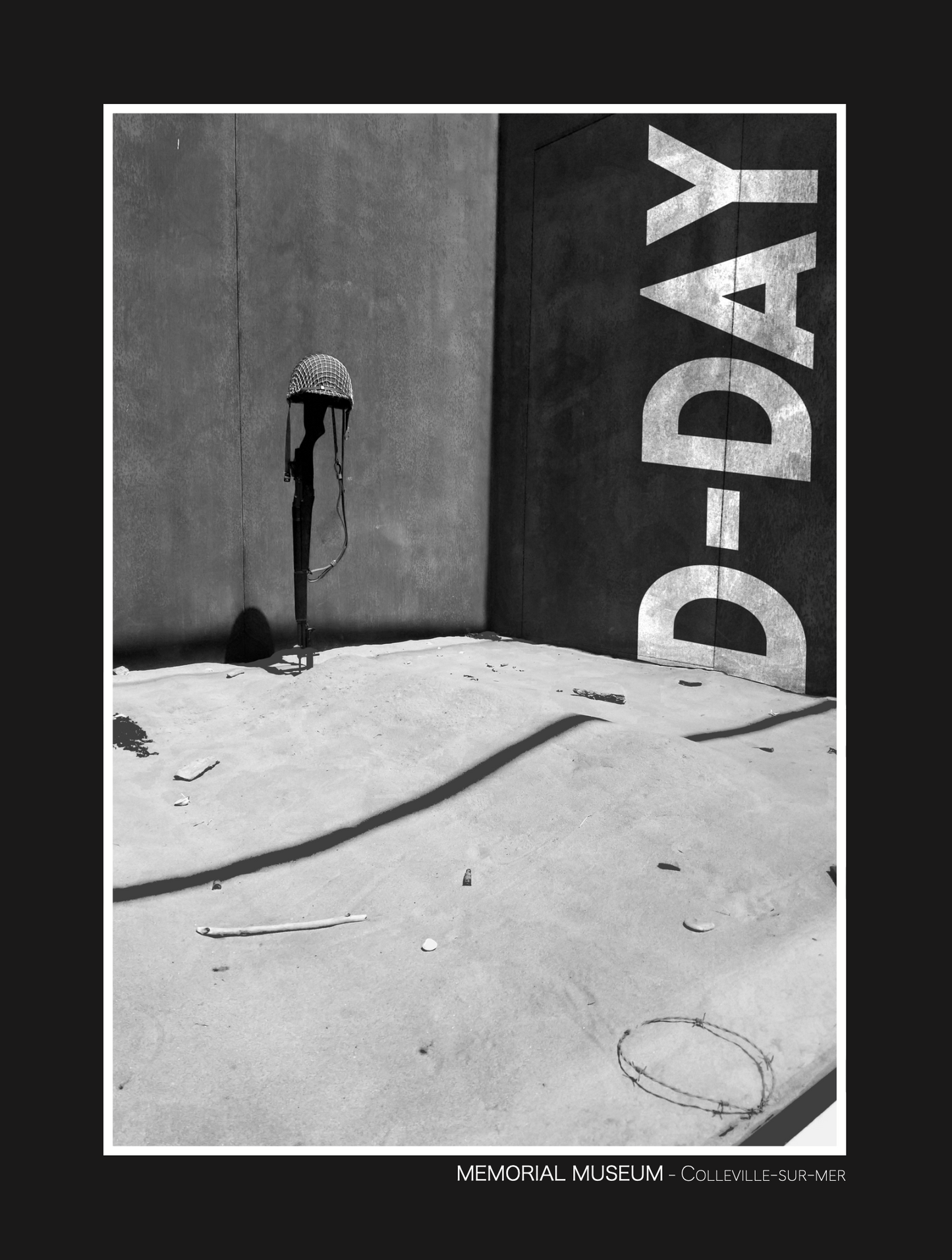 photo en noir et blanc d'une reconstitution d'une tombe d'un soldat lors du débarquement de Normandie D-day