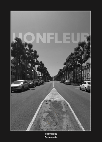 photo en noir et blanc de la rue principale de la ville de Honfleur avec le nom de la ville écrit en gros