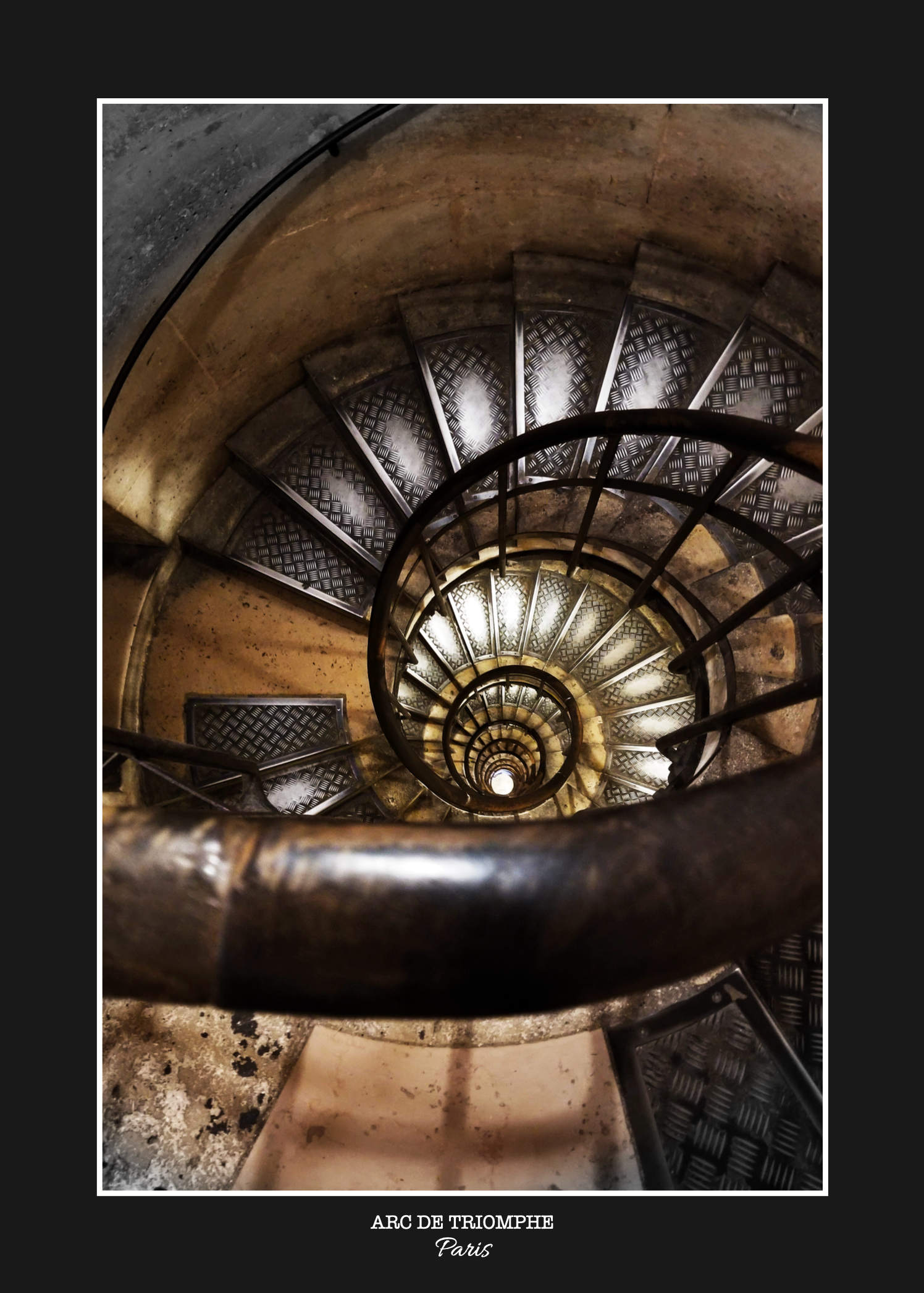photo de l'escalier à l'intérieur de l'Arc de triomphe de la ville de Paris