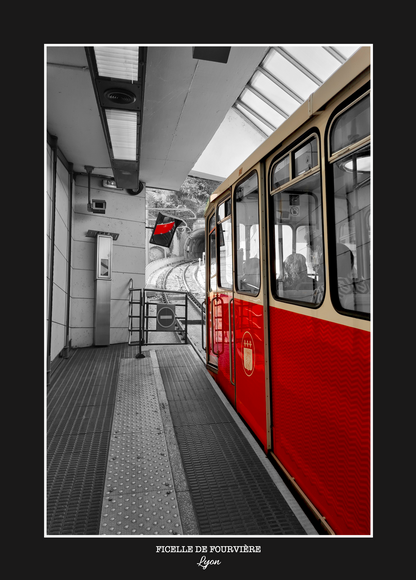 photo noir et blanc  du tramway de Lyon avec une touche de rouge qui illumine le visuel