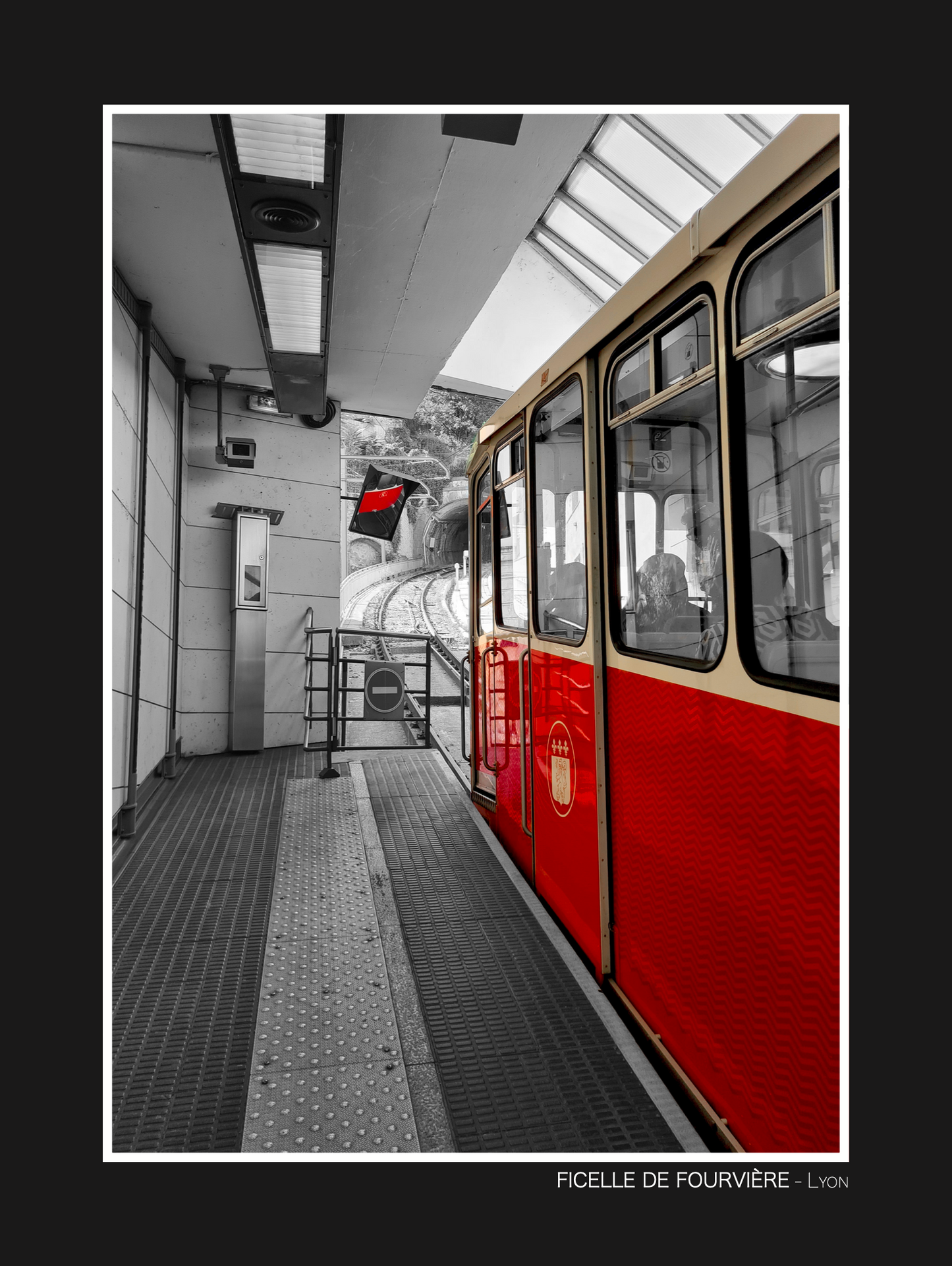 photo noir et blanc  du tramway de Lyon avec une touche de rouge qui illumine le visuel