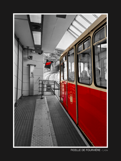 photo noir et blanc  du tramway de Lyon avec une touche de rouge qui illumine le visuel