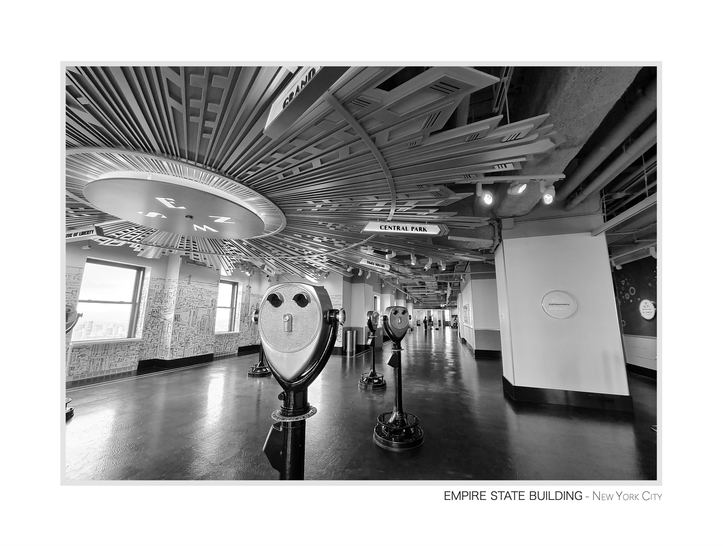 photo noir et blanc du haut de l'empire state building de New York