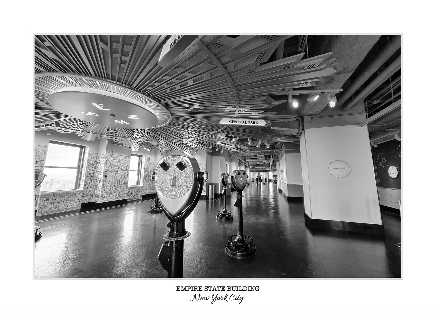 photo noir et blanc du haut de l'empire state building de New York