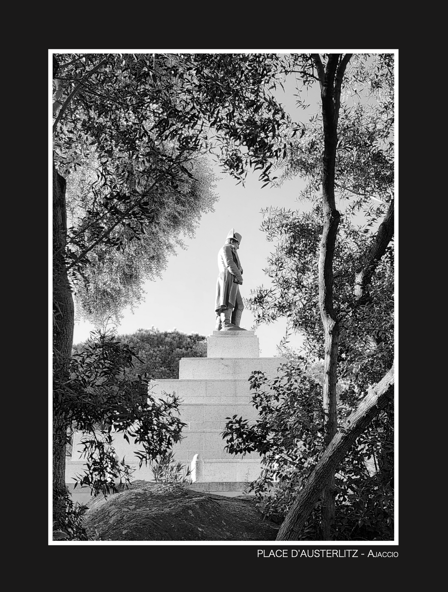 photo noir et blanc de la statue de Napoléon prise à Ajaccio sur la place d'austerlitz