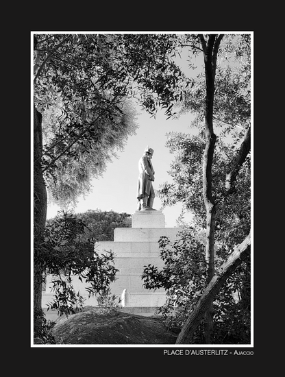 photo noir et blanc de la statue de Napoléon prise à Ajaccio sur la place d'austerlitz