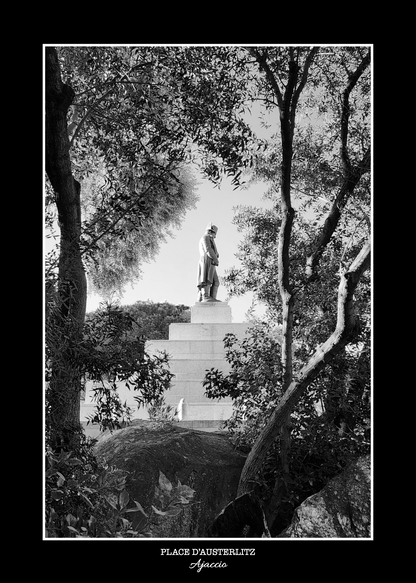 photo noir et blanc de la statue de Napoléon prise à Ajaccio sur la place d'austerlitz