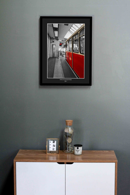 cadre mural d'une photo du tramway de lyon en noir et blanc avec la couleur rouge qui est visible