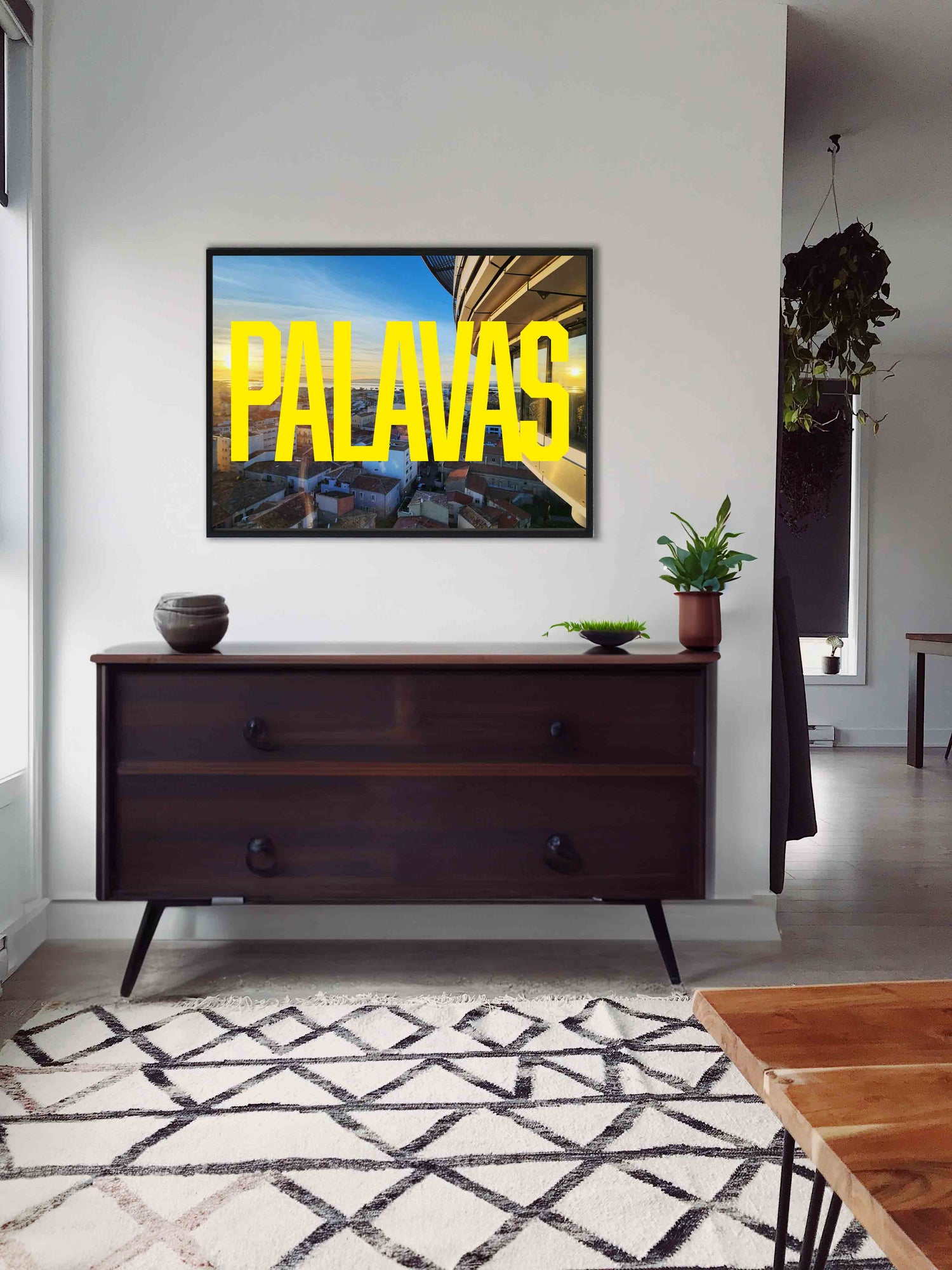 vue sur la ville de palavas les flots depuis le phare avec le nom de la ville écrit en gros et en jaune